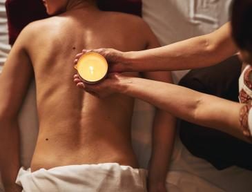 massage-candle-above-naked-back-of-beauty-parlour-2021-09-04-14-28-47-utc (2)